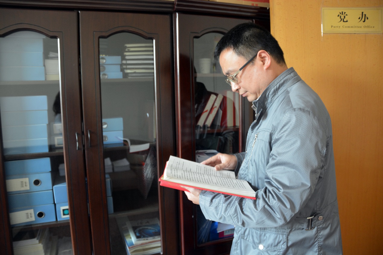 说明: F:\EEEEE\工作文件夹\党办工作资料\干部考核表\个人资料\全省高校优秀教师-宜职院朱涛\全省高校优秀教师-宜职院朱涛\朱涛工作照1.JPG