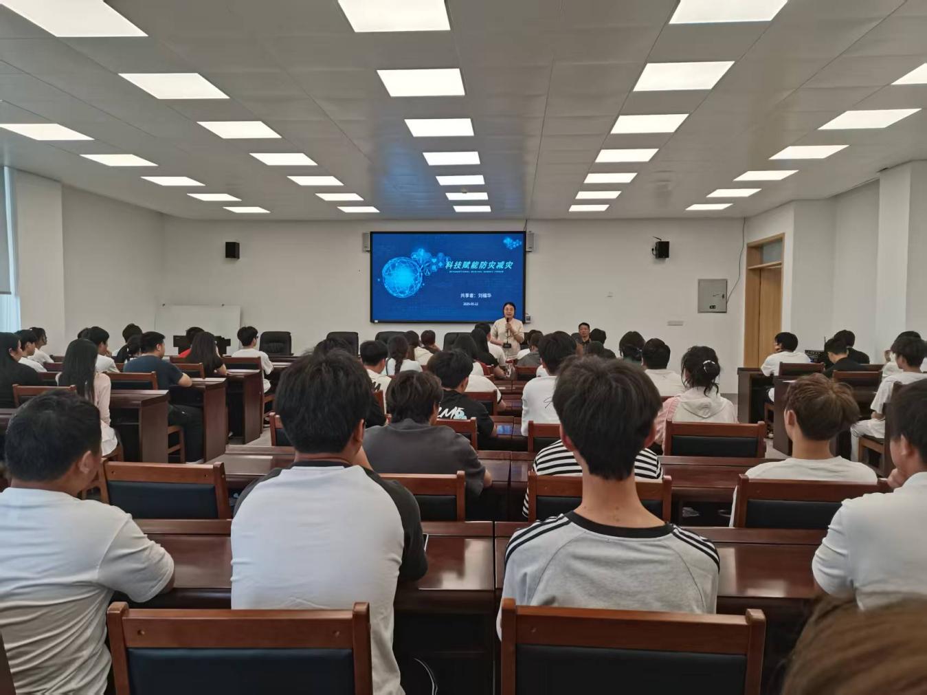 汽车与轨道交通学院2025年防灾减灾宣传周应急演练活动圆满收官