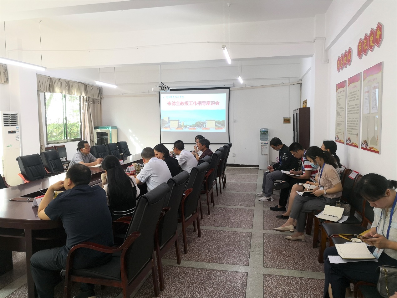 图片包含 室内, 人, 天花板, 桌子描述已自动生成