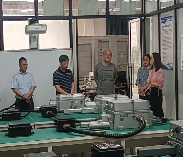 一群人站在桌子边描述已自动生成