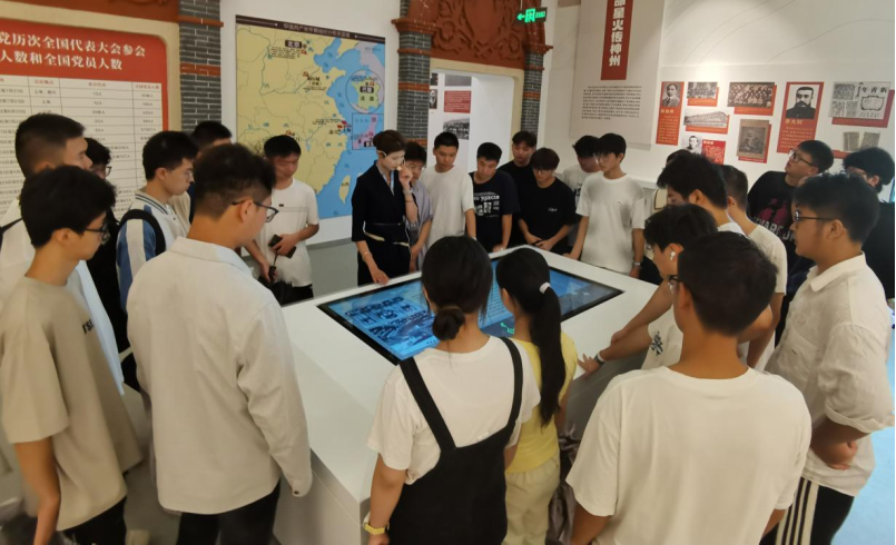 传承红色基因 勇担时代使命——新能源电池学院2025级新生走进“树人中心”思想政治教育基地