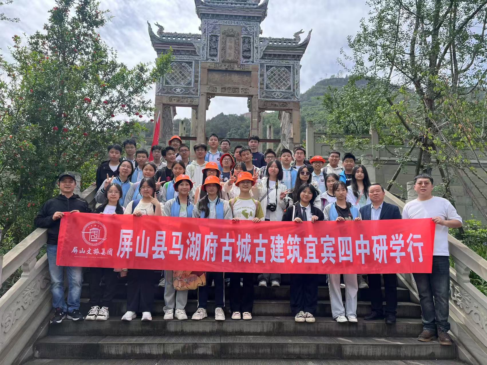 校企联动育英才 研学实践展风采——人文与旅游学院旅游管理专业学生赴马湖府古城参加研学实践